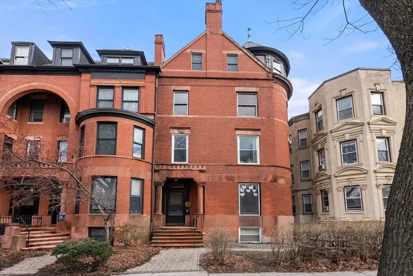 $725,000 | 1874 Beacon Street, Unit 4, Brookline, MA 02445