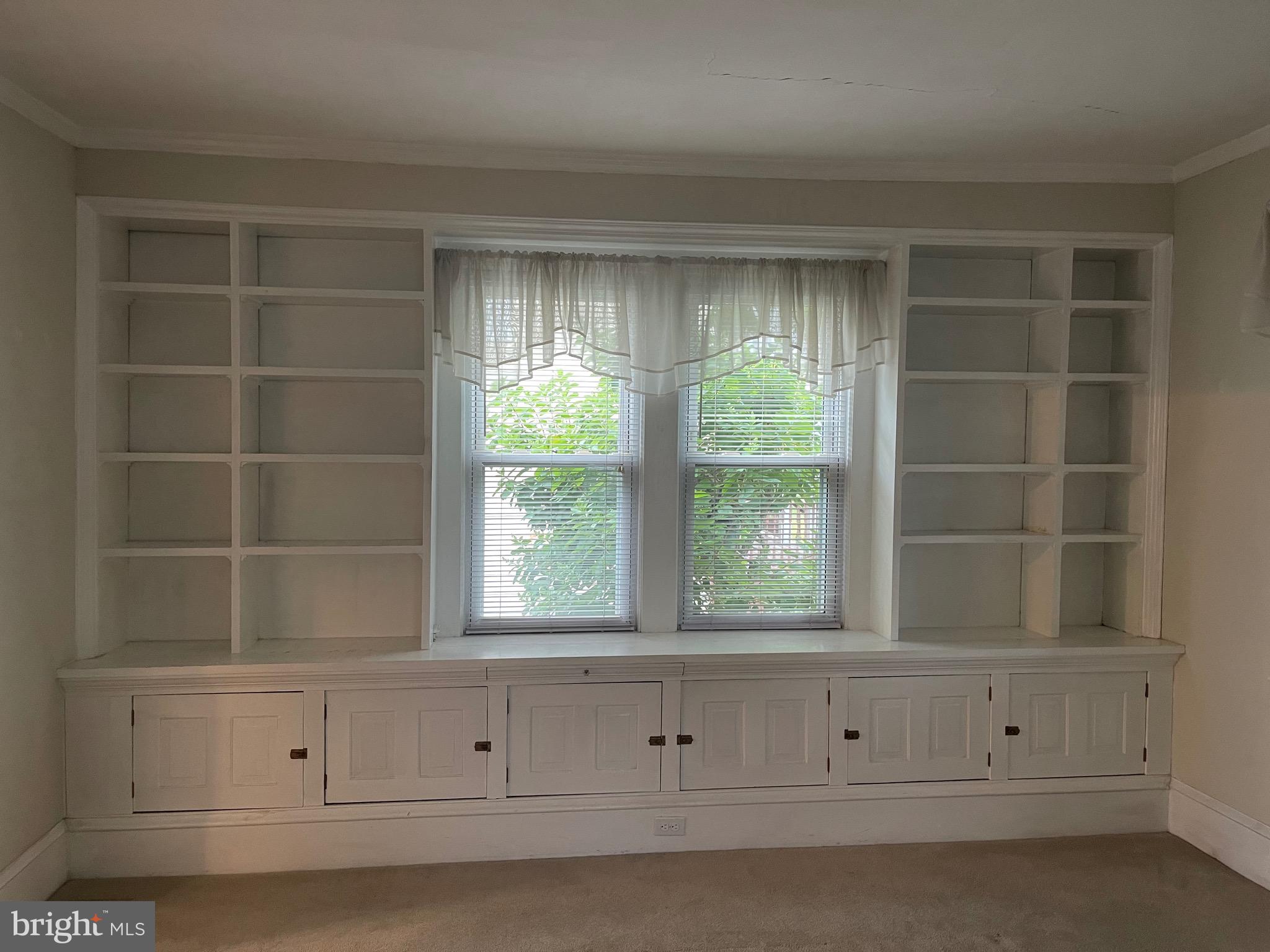 7 Union Avenue Stratford, NJ 08084 - Photo 10 of 28 Living Room Built-ins