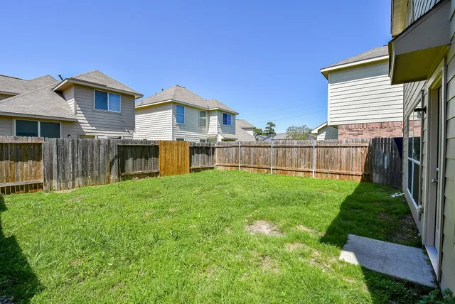 a view of a house with backyard and a garden