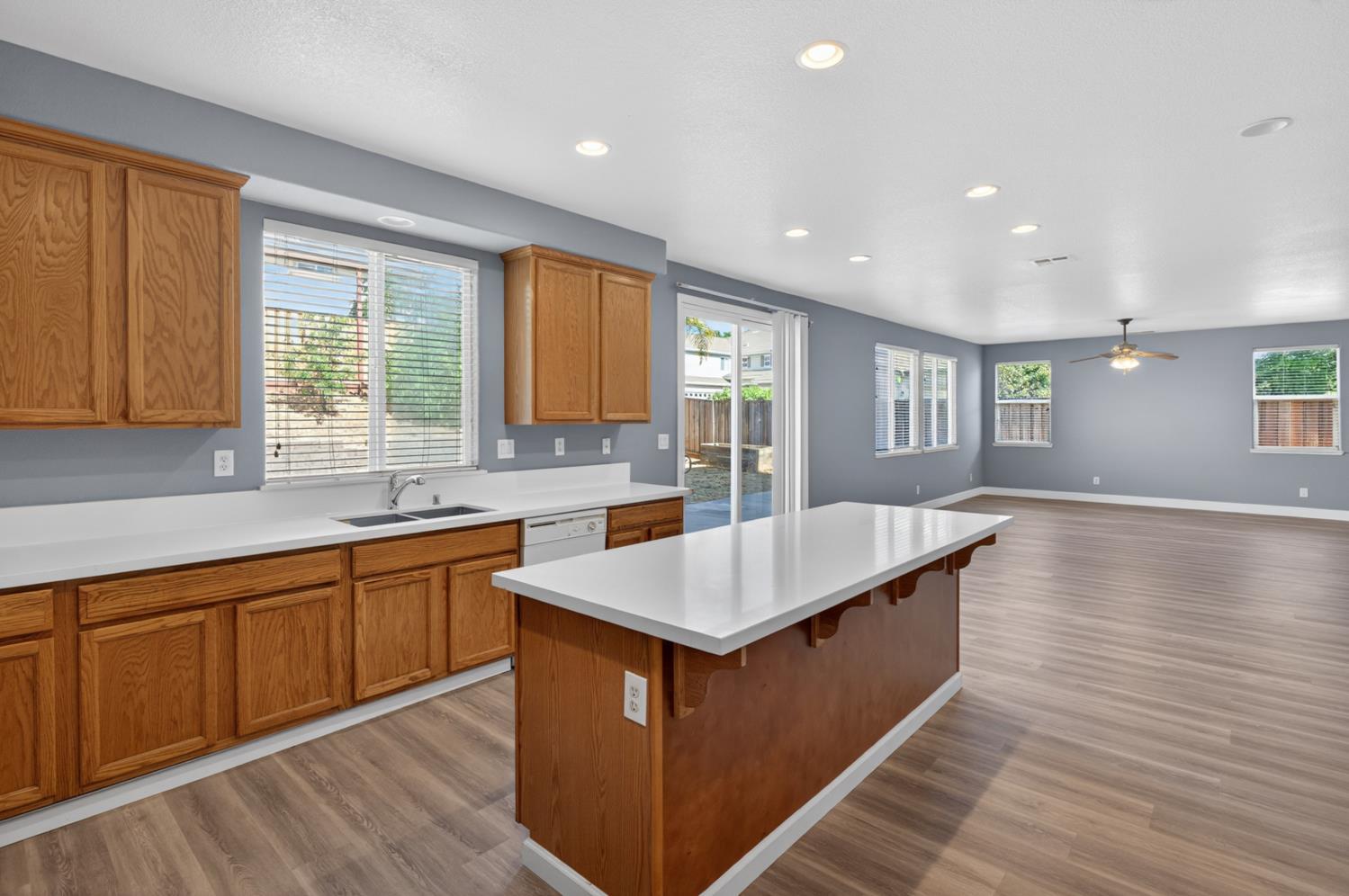 9234 Rushing Creek Way Elk Grove, CA 95624 - Photo 26 of 63