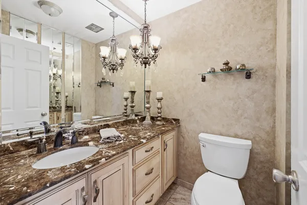 $649,000 | 715 Pinecroft Drive, Roselle, IL 60172