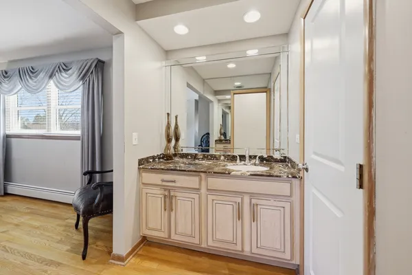 $649,000 | 715 Pinecroft Drive, Roselle, IL 60172