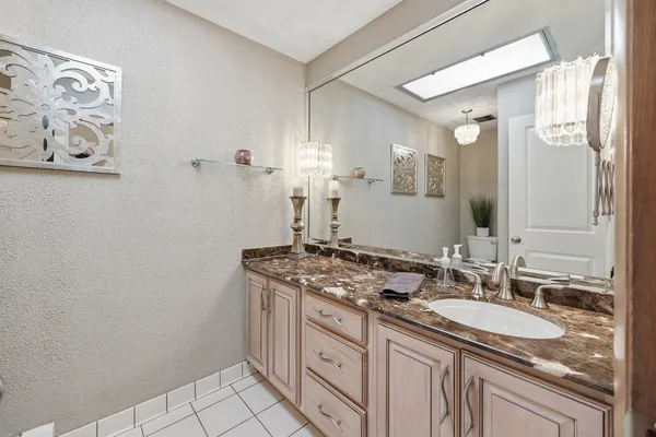 $649,000 | 715 Pinecroft Drive, Roselle, IL 60172