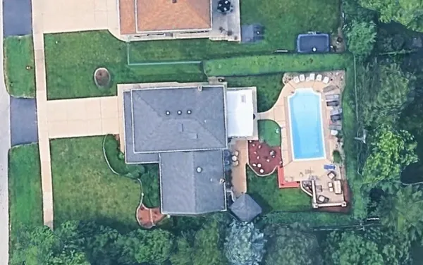 $649,000 | 715 Pinecroft Drive, Roselle, IL 60172