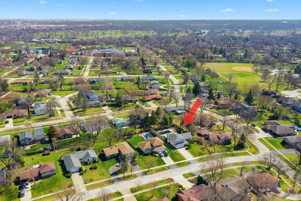 $649,000 | 715 Pinecroft Drive, Roselle, IL 60172