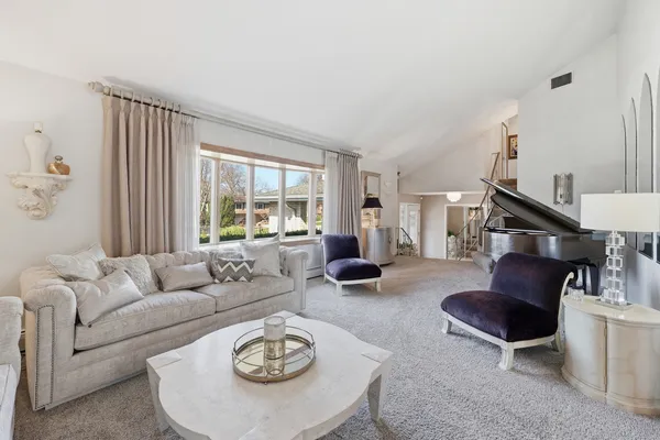 $649,000 | 715 Pinecroft Drive, Roselle, IL 60172