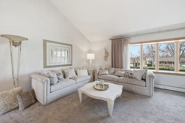 $649,000 | 715 Pinecroft Drive, Roselle, IL 60172