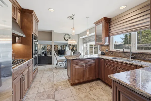 $649,000 | 715 Pinecroft Drive, Roselle, IL 60172