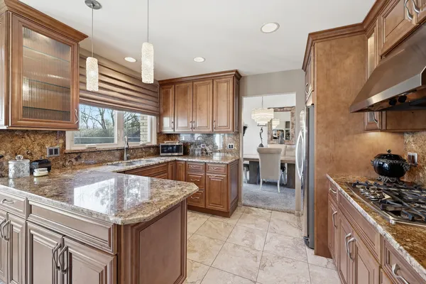 $649,000 | 715 Pinecroft Drive, Roselle, IL 60172