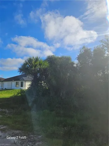 a view of residential houses with outdoor space