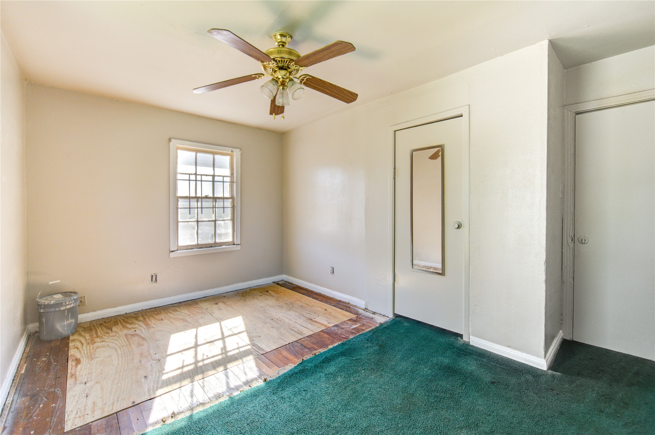 3431 Sayers Street Houston, TX 77026 - Photo 23 of 44 an empty room with windows and closet
