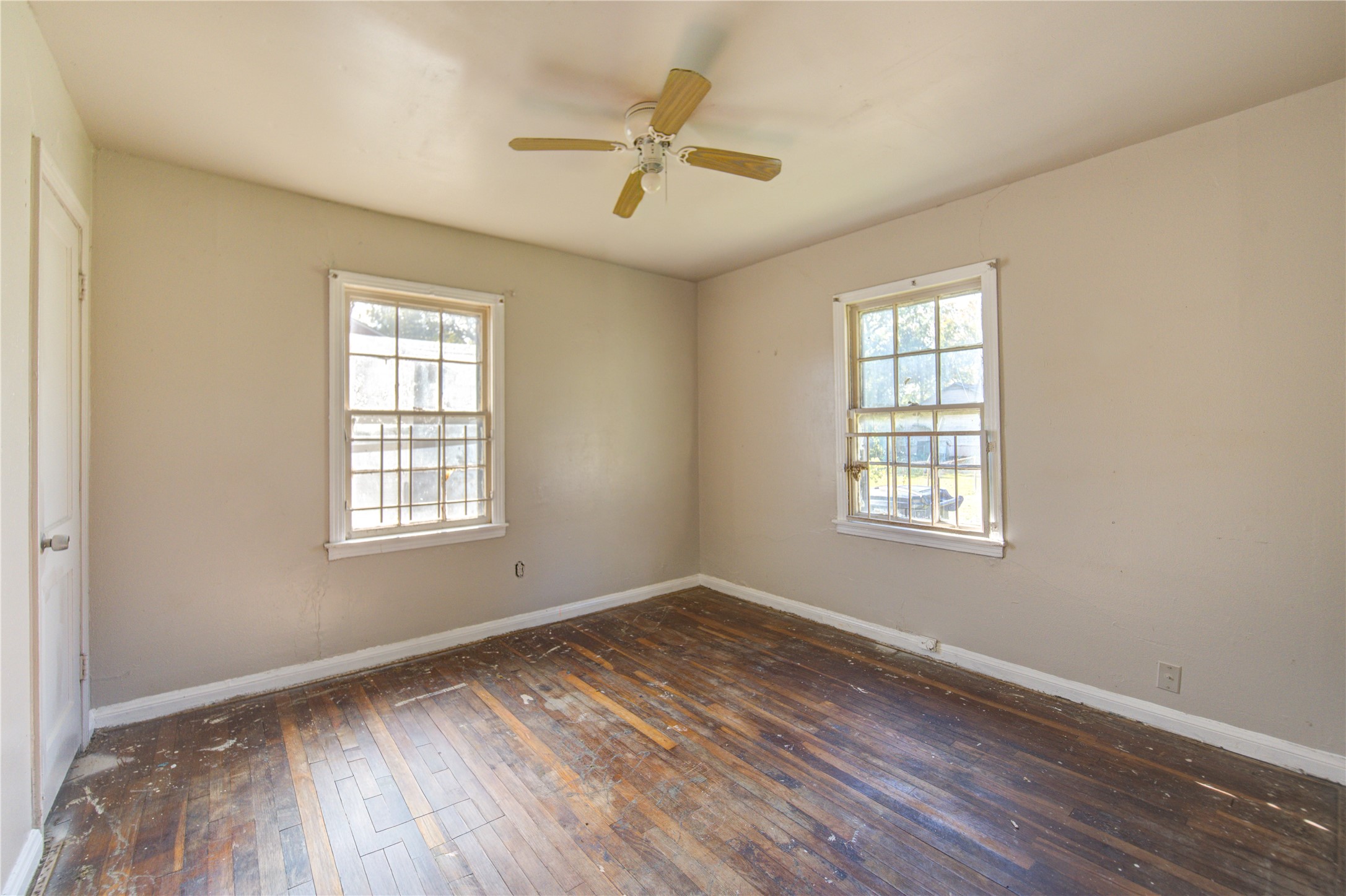 3431 Sayers Street Houston, TX 77026 - Photo 26 of 44 an empty room with wooden floor and windows