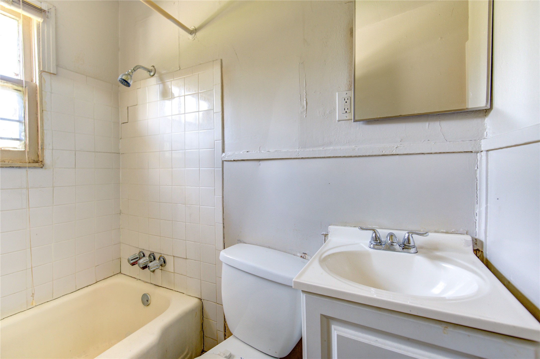 3431 Sayers Street Houston, TX 77026 - Photo 28 of 44 a bathroom with a sink a toilet and bathtub