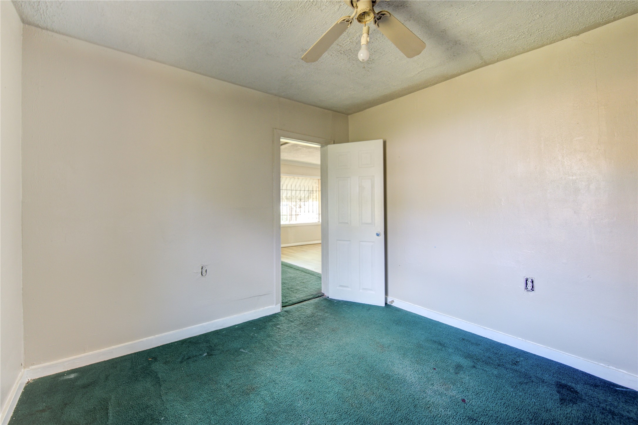 3431 Sayers Street Houston, TX 77026 - Photo 35 of 44 an empty room with a chandelier fan