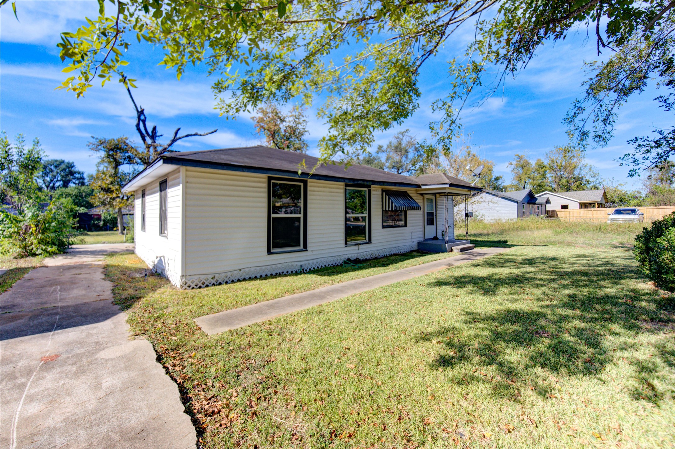 3431 Sayers Street Houston, TX 77026 - Photo 4 of 44 a front view of house with yard
