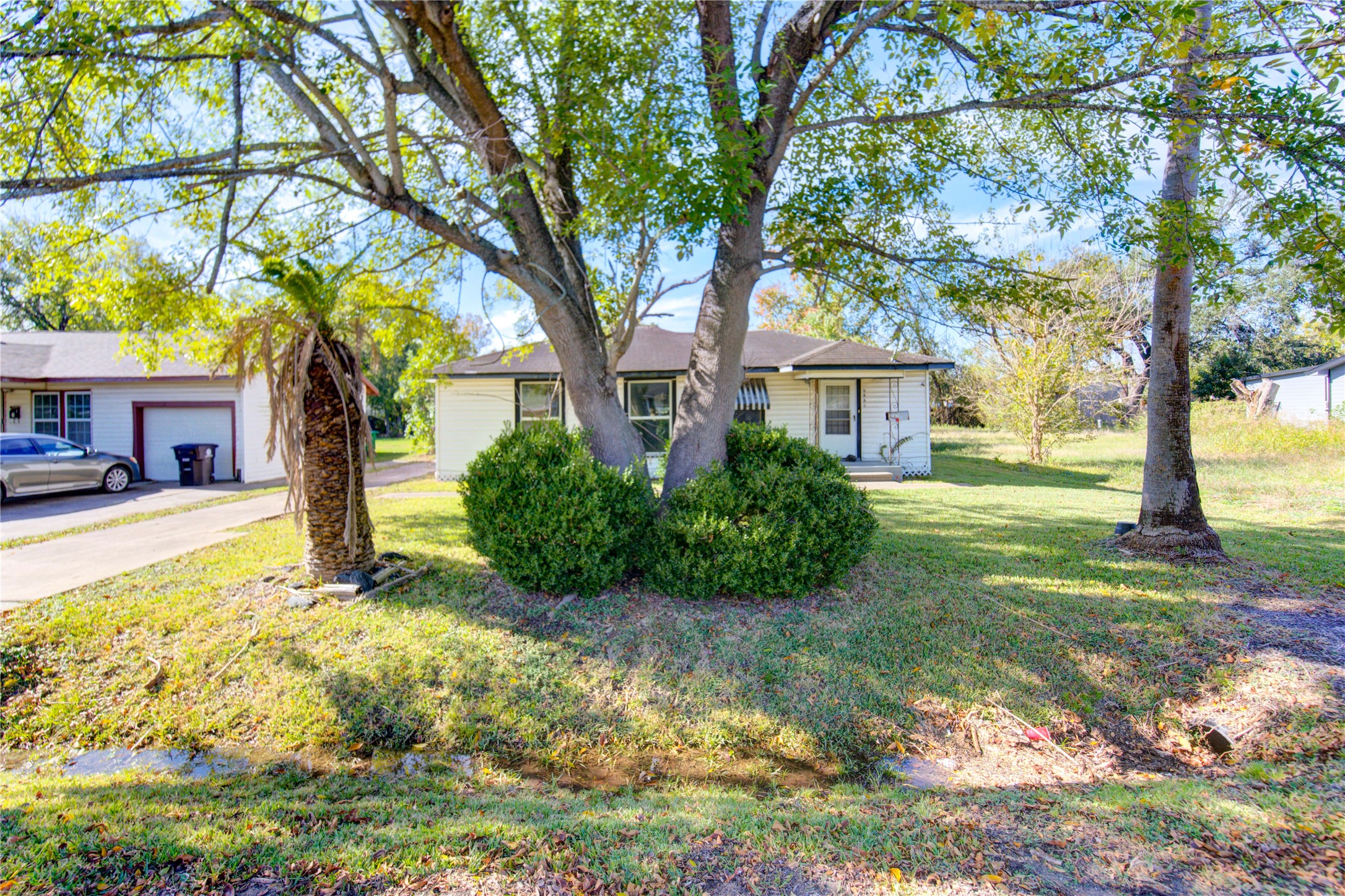 3431 Sayers Street Houston, TX 77026 - Photo 5 of 44 a front view of a house with garden