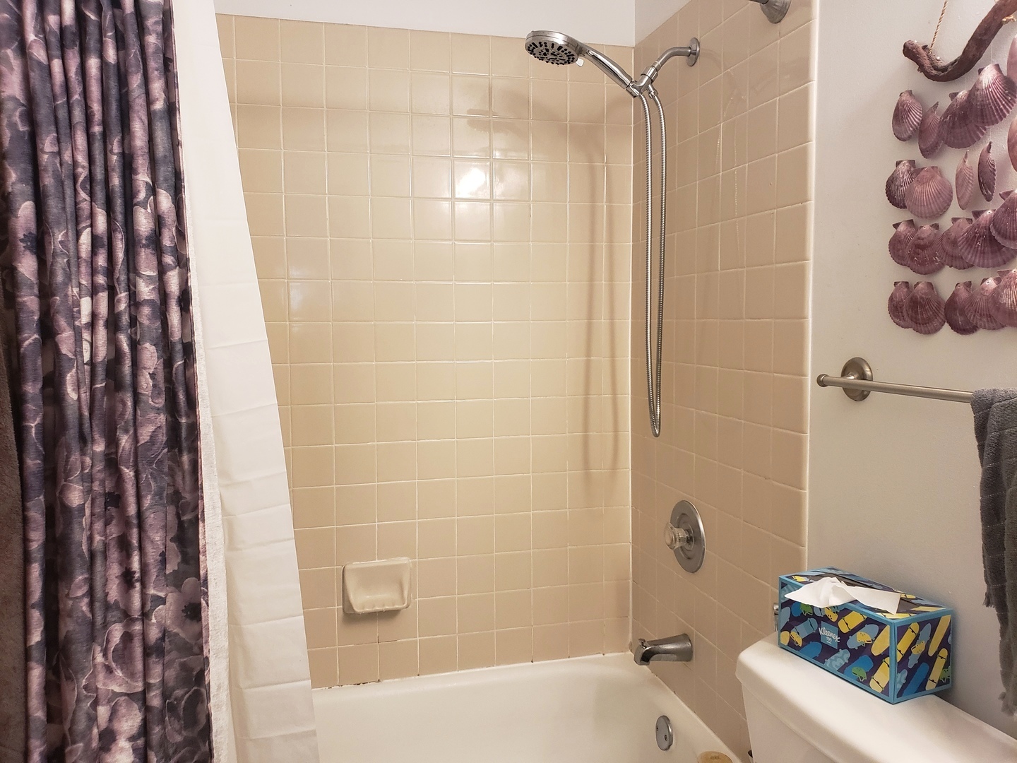 524 Sandhurst Lane South Elgin, IL 60177 - Photo 16 of 32 a bathroom with a bathtub and shower