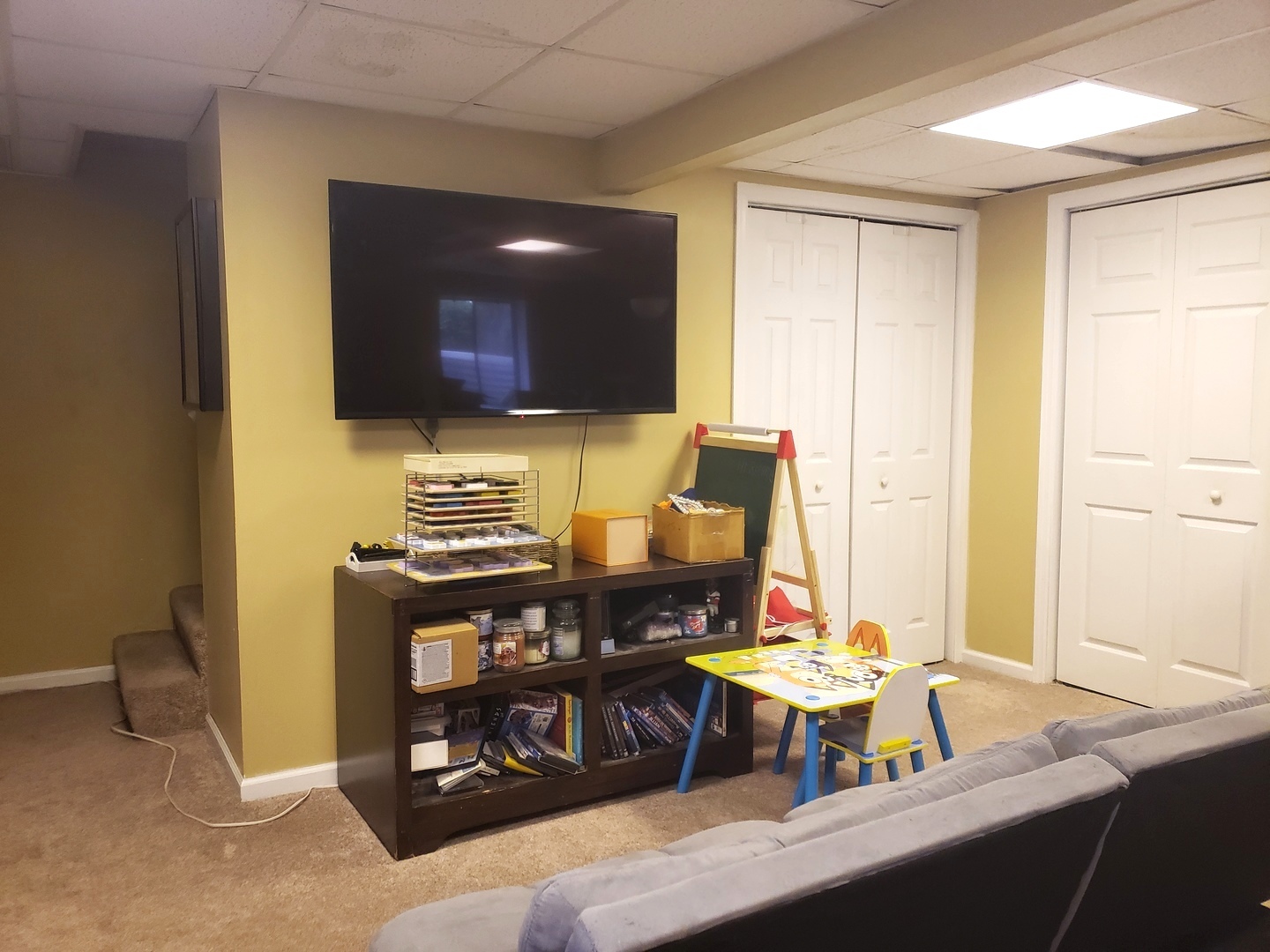 524 Sandhurst Lane South Elgin, IL 60177 - Photo 21 of 32 a living room with furniture and a flat screen tv