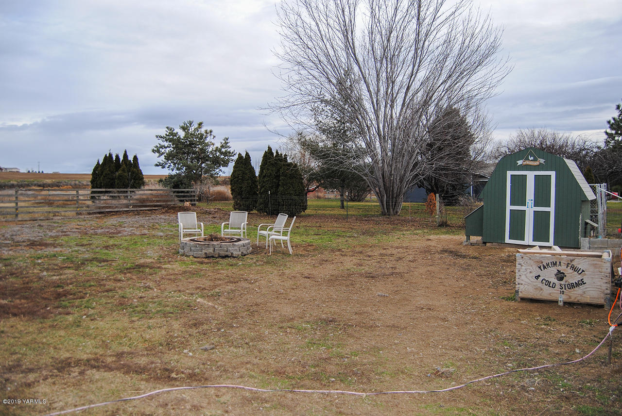 4971 Beam Road Granger, WA 98932 - Photo 13 of 24 a view of a yard with an outdoor space