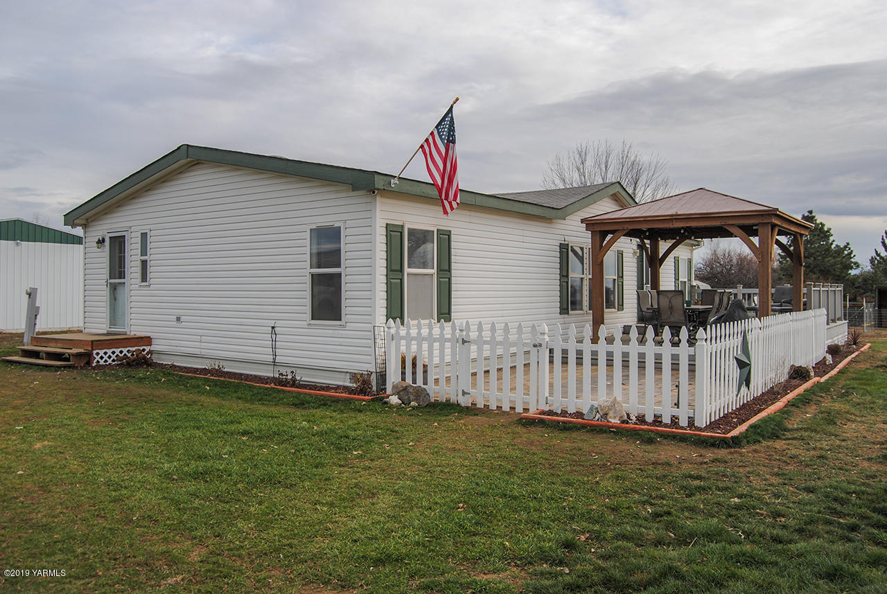 4971 Beam Road Granger, WA 98932 - Photo 16 of 24 a front view of a house with garden