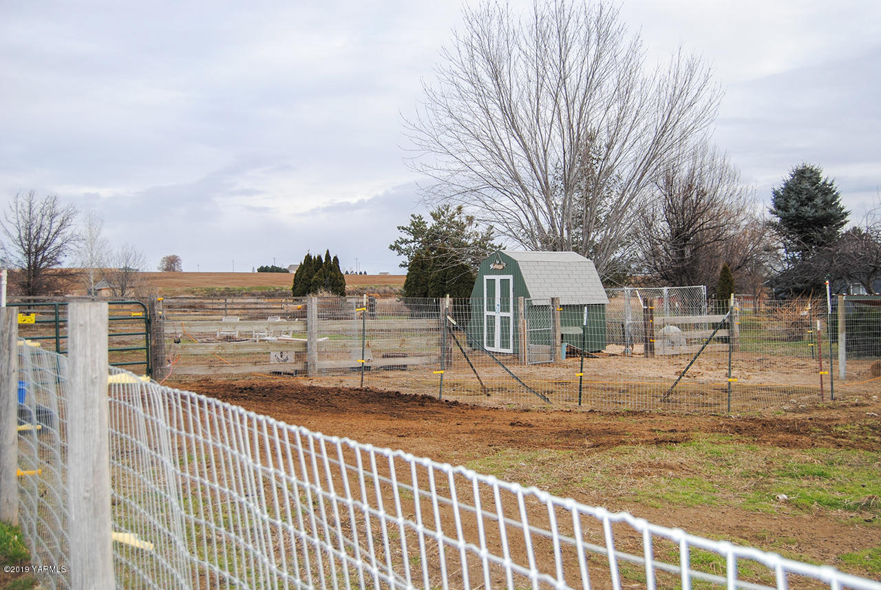 4971 Beam Road Granger, WA 98932 - Photo 17 of 24 a view of a house with backyard