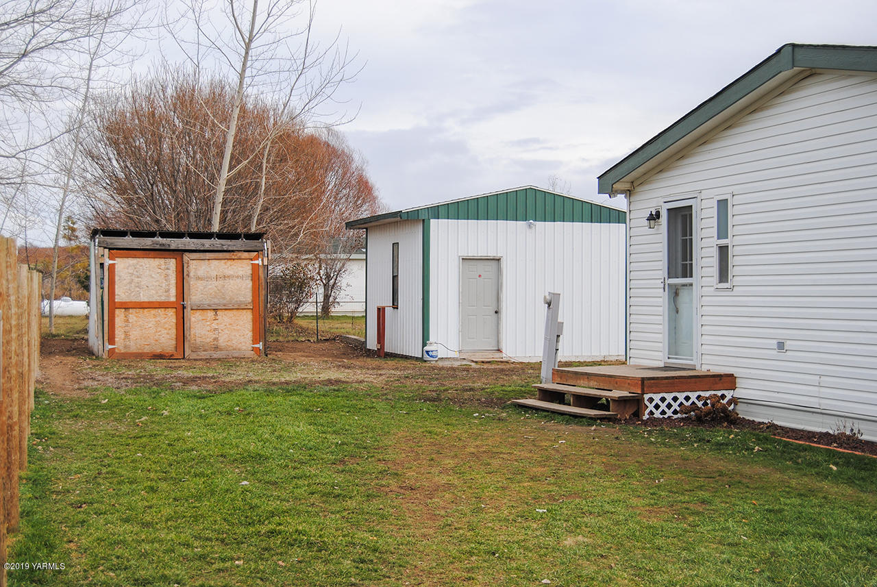 4971 Beam Road Granger, WA 98932 - Photo 18 of 24 a backyard of a house with table and chairs
