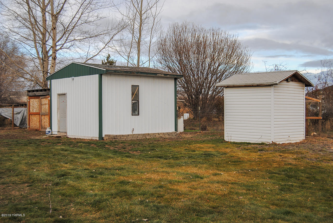 4971 Beam Road Granger, WA 98932 - Photo 19 of 24 a house that has a tree in front of it