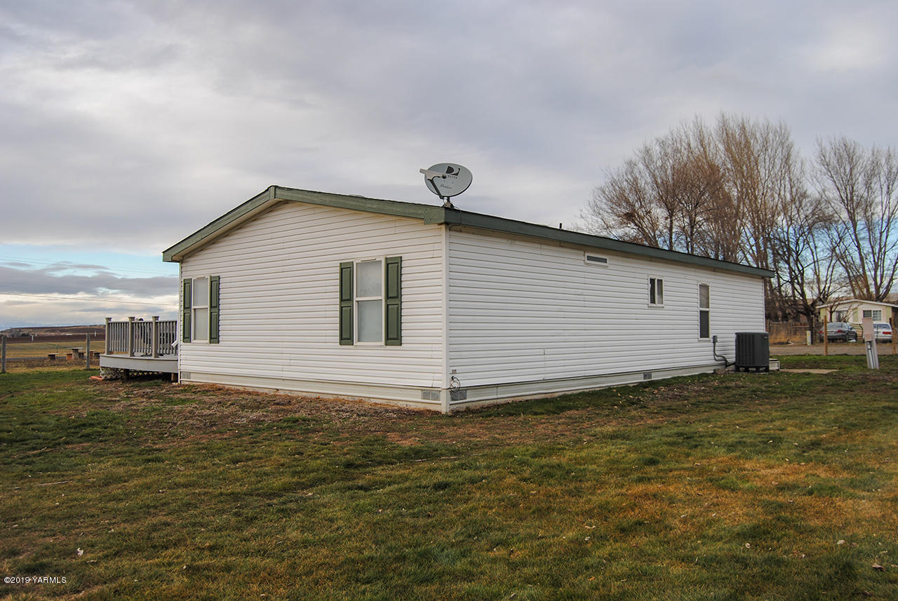 4971 Beam Road Granger, WA 98932 - Photo 20 of 24 a view of a house with a yard