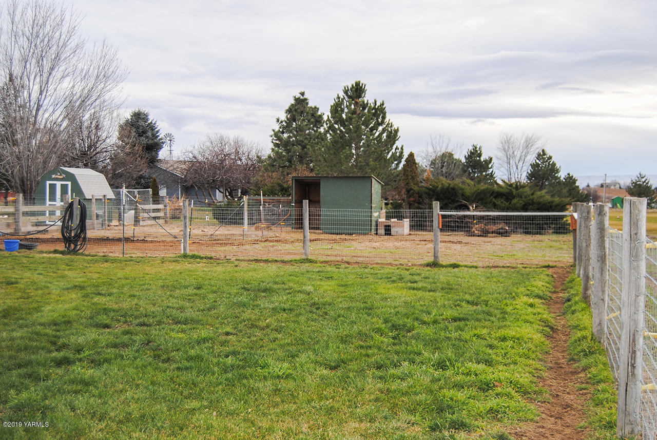 4971 Beam Road Granger, WA 98932 - Photo 23 of 24 a backyard of a house with lots of green space