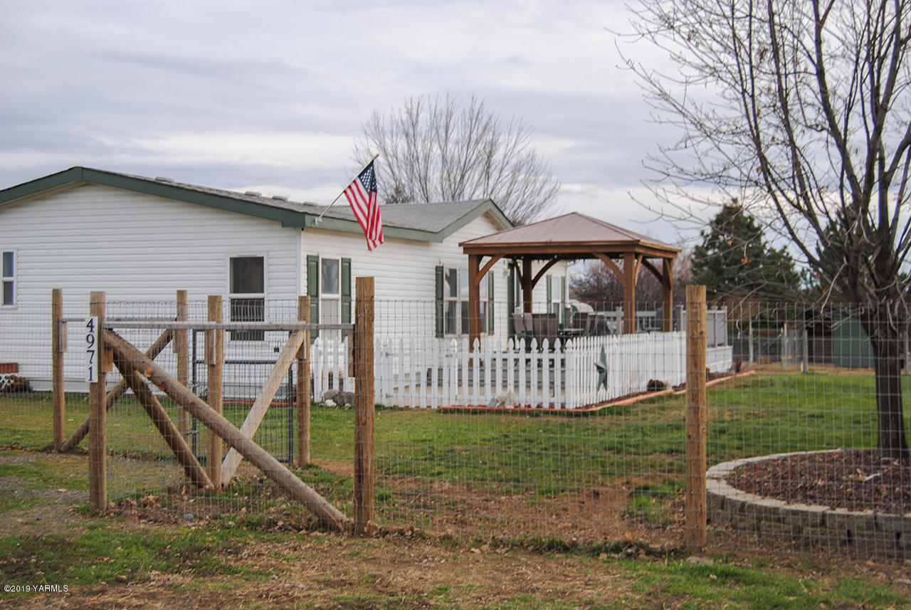4971 Beam Road Granger, WA 98932 - Photo 24 of 24 a view of a house with a yard