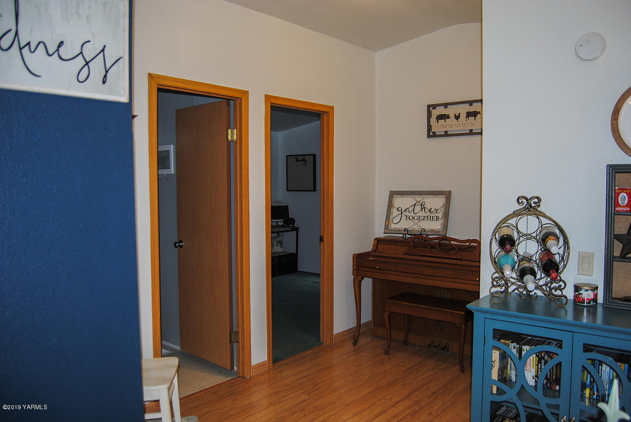 4971 Beam Road Granger, WA 98932 - Photo 7 of 24 a view of a interior of house