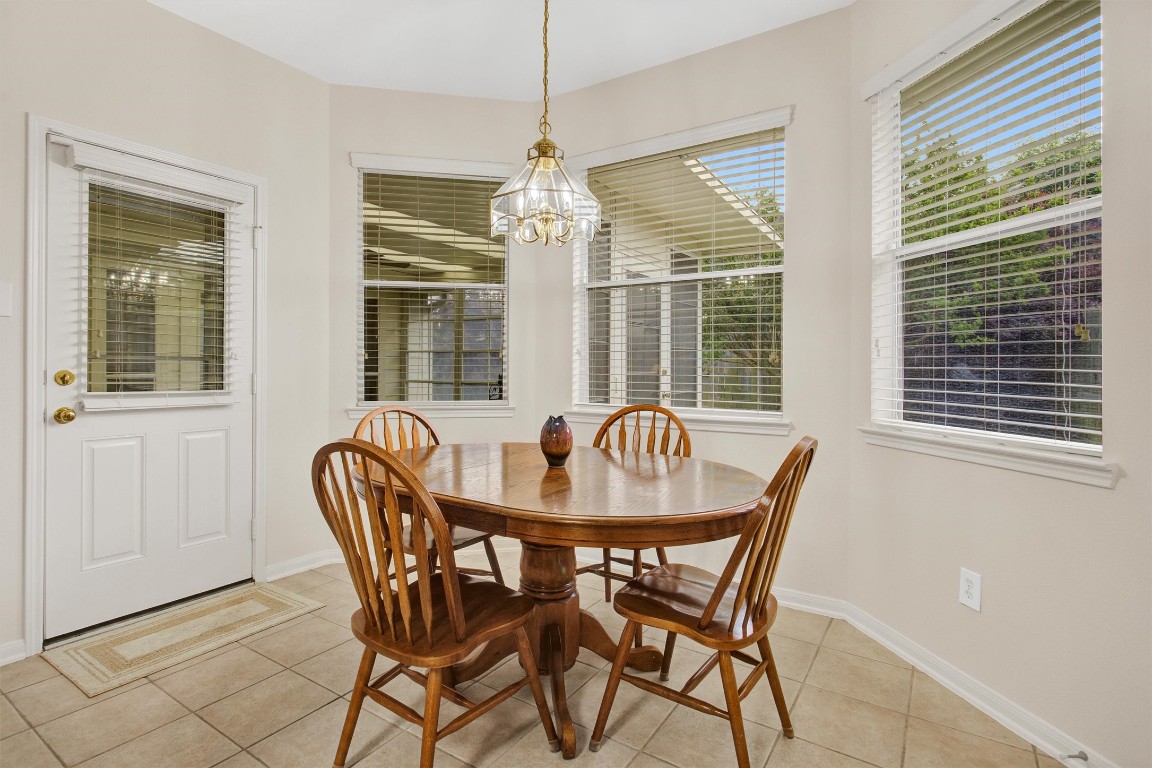 6031 Skyhaven Lane Spring, TX 77379 - Photo 10 of 34 Access to Sunroom from the breakfast area as well.