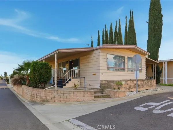 a view of a house with backyard