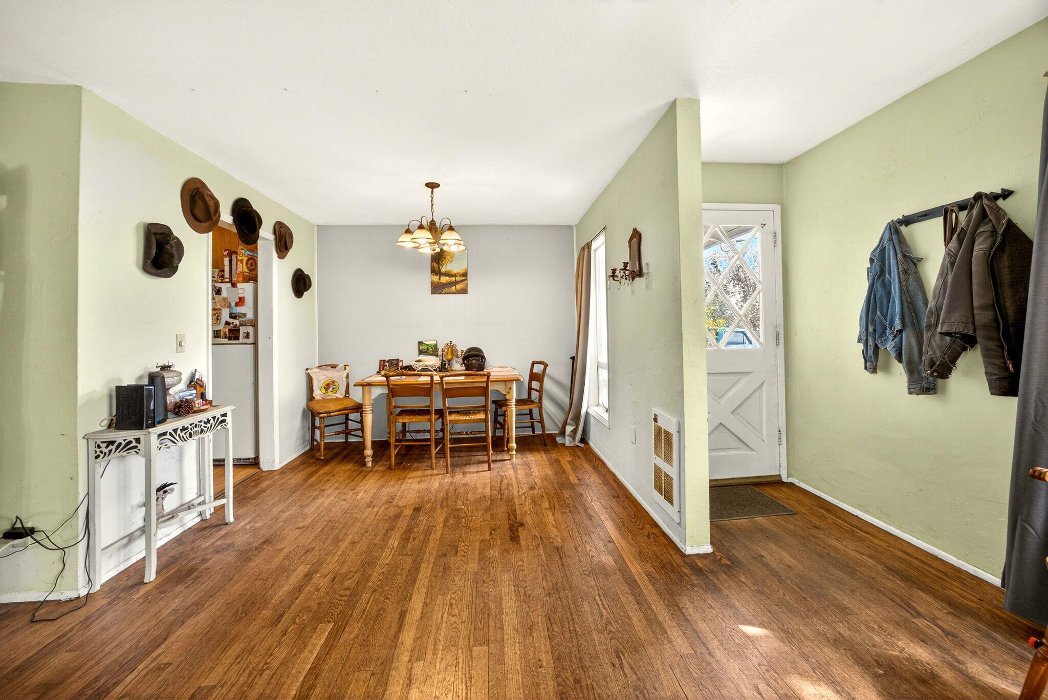 115 Wilson Road Ashland, OR 97520 - Photo 10 of 23 Dining room with oak floors