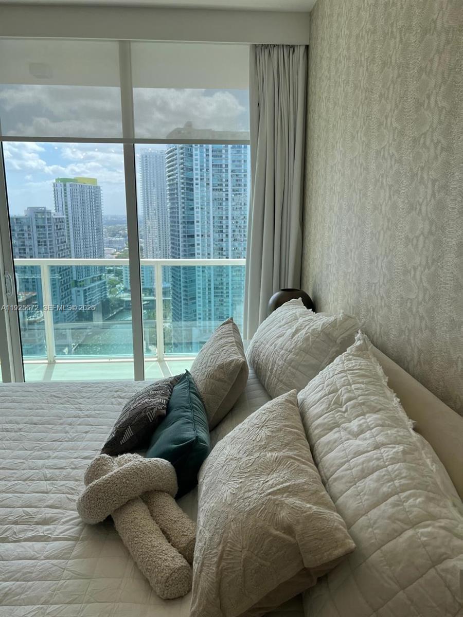 31 Southeast 5th Street, Unit 3921 Miami, FL 33131 - Photo 12 of 34 a living room with furniture and a large window