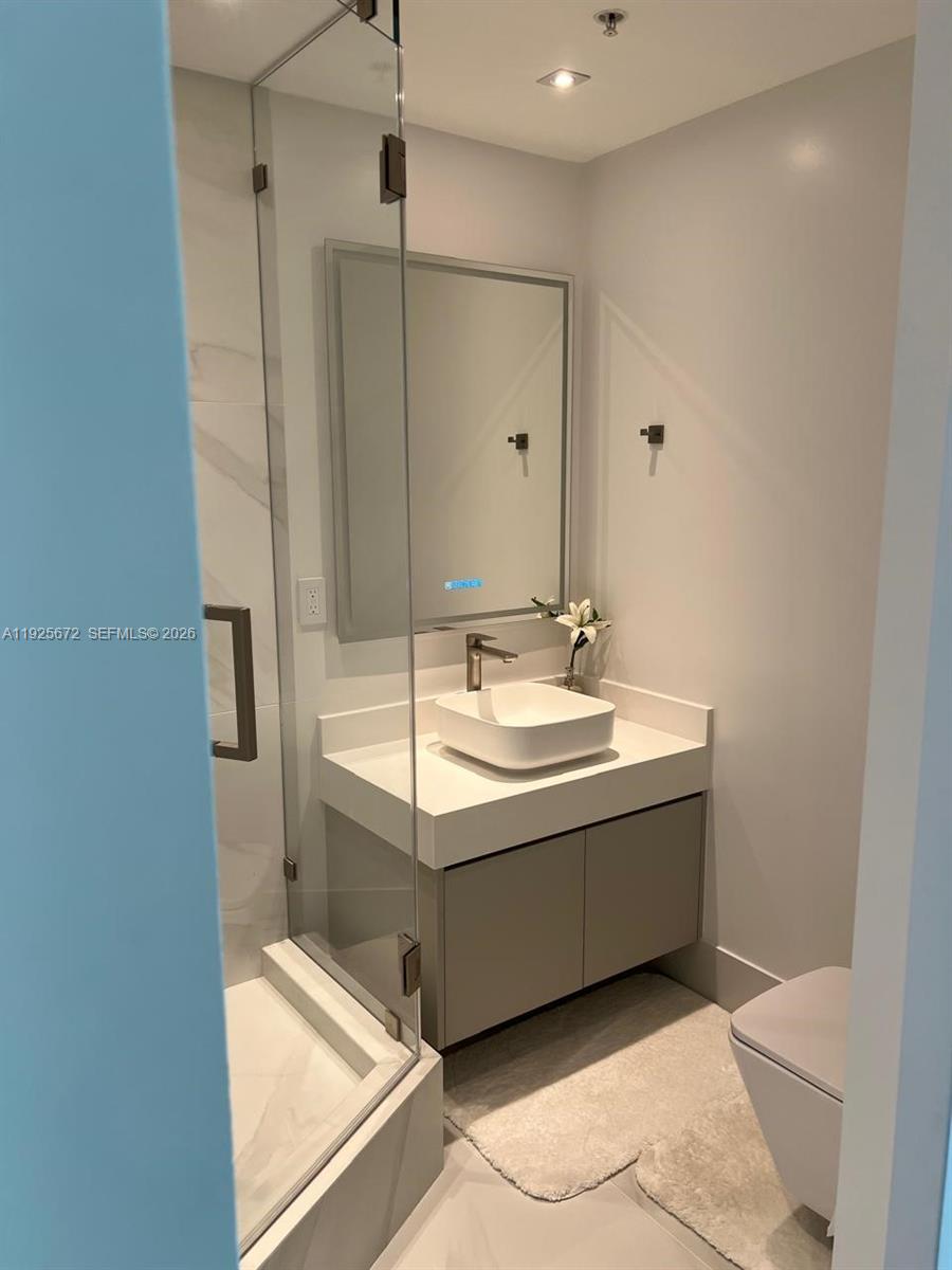 31 Southeast 5th Street, Unit 3921 Miami, FL 33131 - Photo 28 of 34 a bathroom with a bathtub and a shower