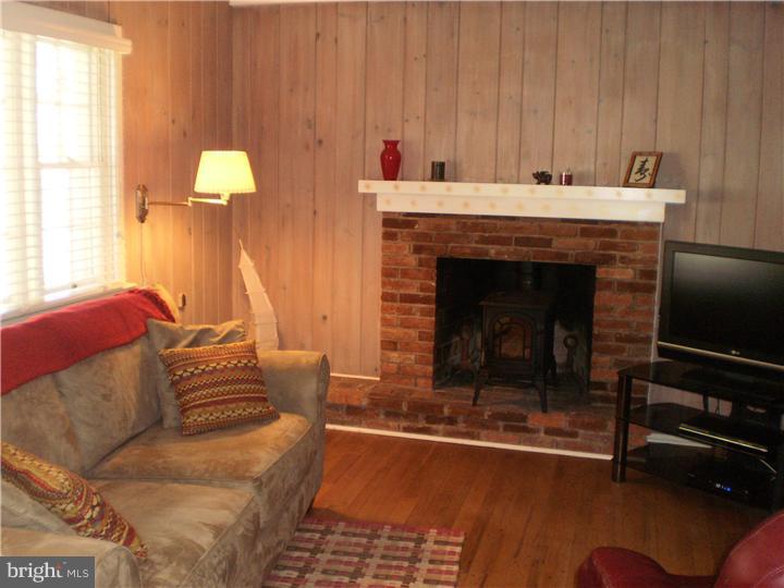 34 Grubb Road Malvern, PA 19355 - Photo 4 of 10 Living Room