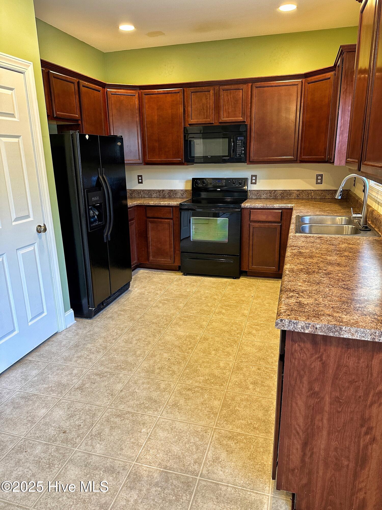 242 Emerald Ridge Road Jacksonville, NC 28546 - Photo 11 of 40 Kitchen