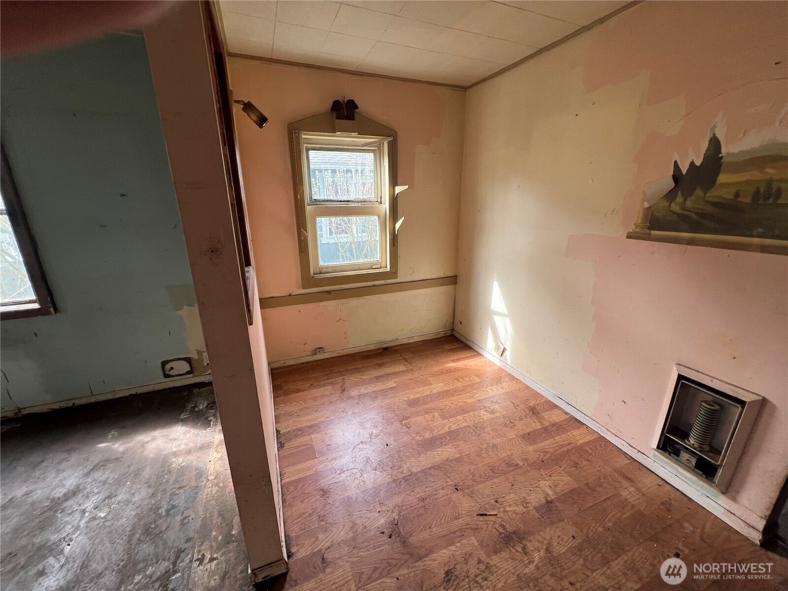 131 17th Avenue Longview, WA 98632 - Photo 11 of 38 a view of an empty room and a window