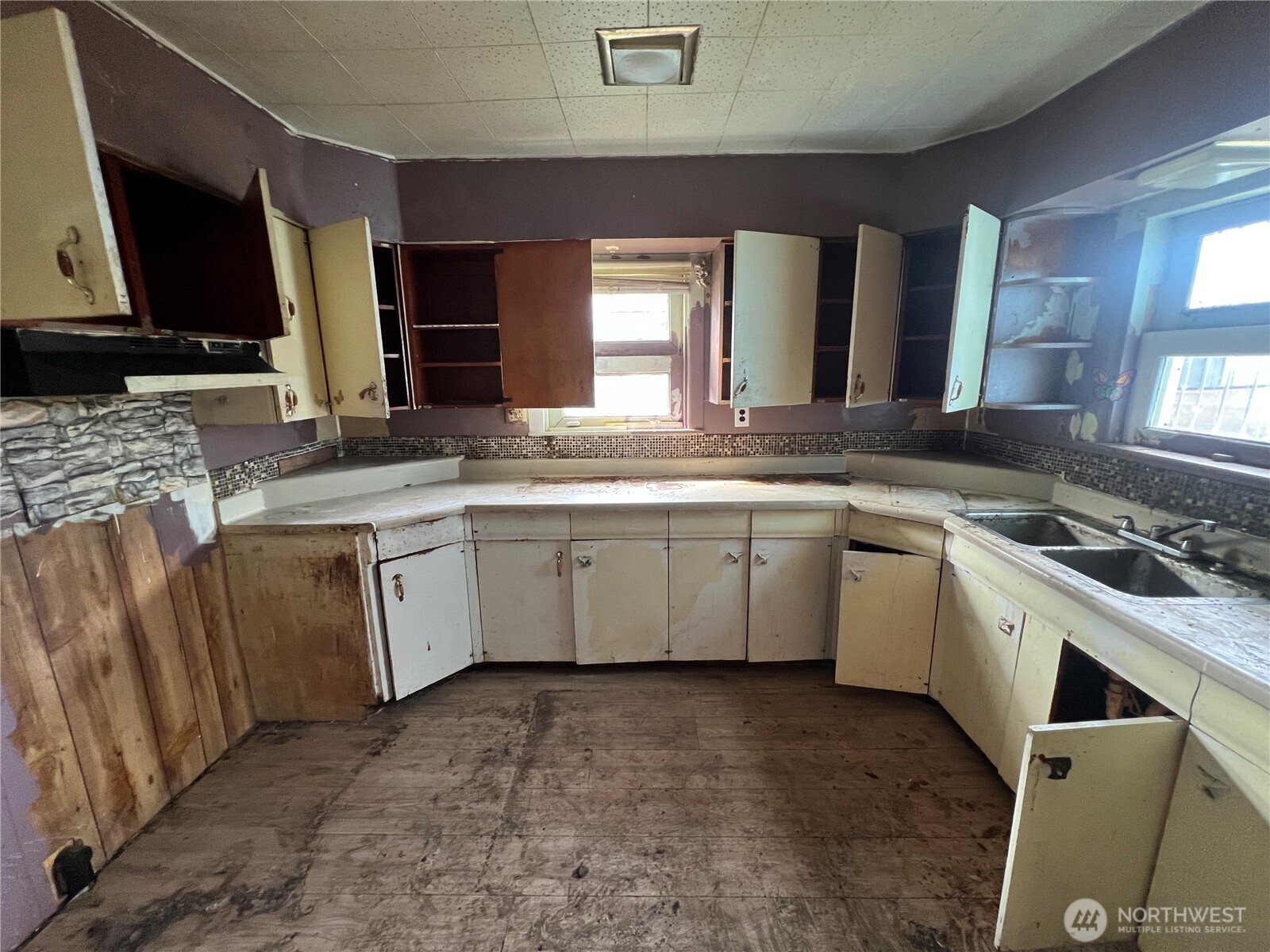 131 17th Avenue Longview, WA 98632 - Photo 12 of 38 a kitchen with a sink stove and cabinets