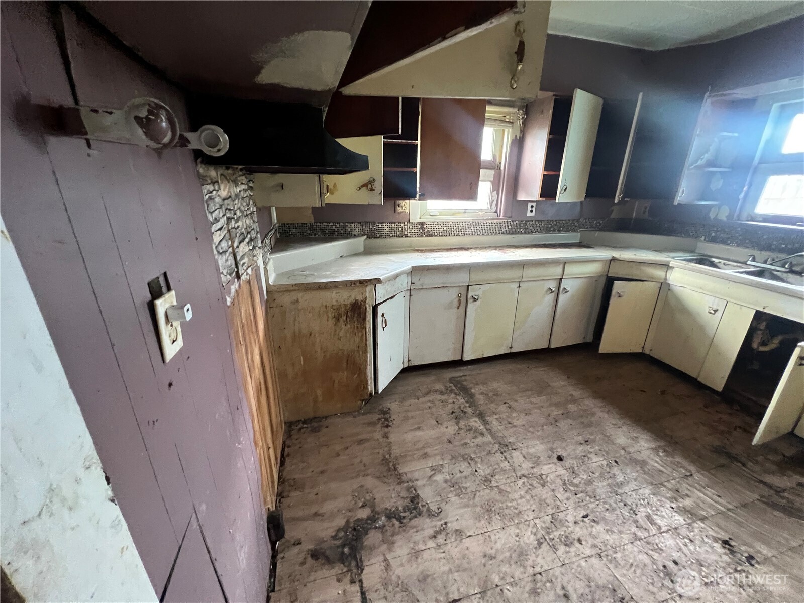 131 17th Avenue Longview, WA 98632 - Photo 15 of 38 a kitchen with a sink stove and cabinets