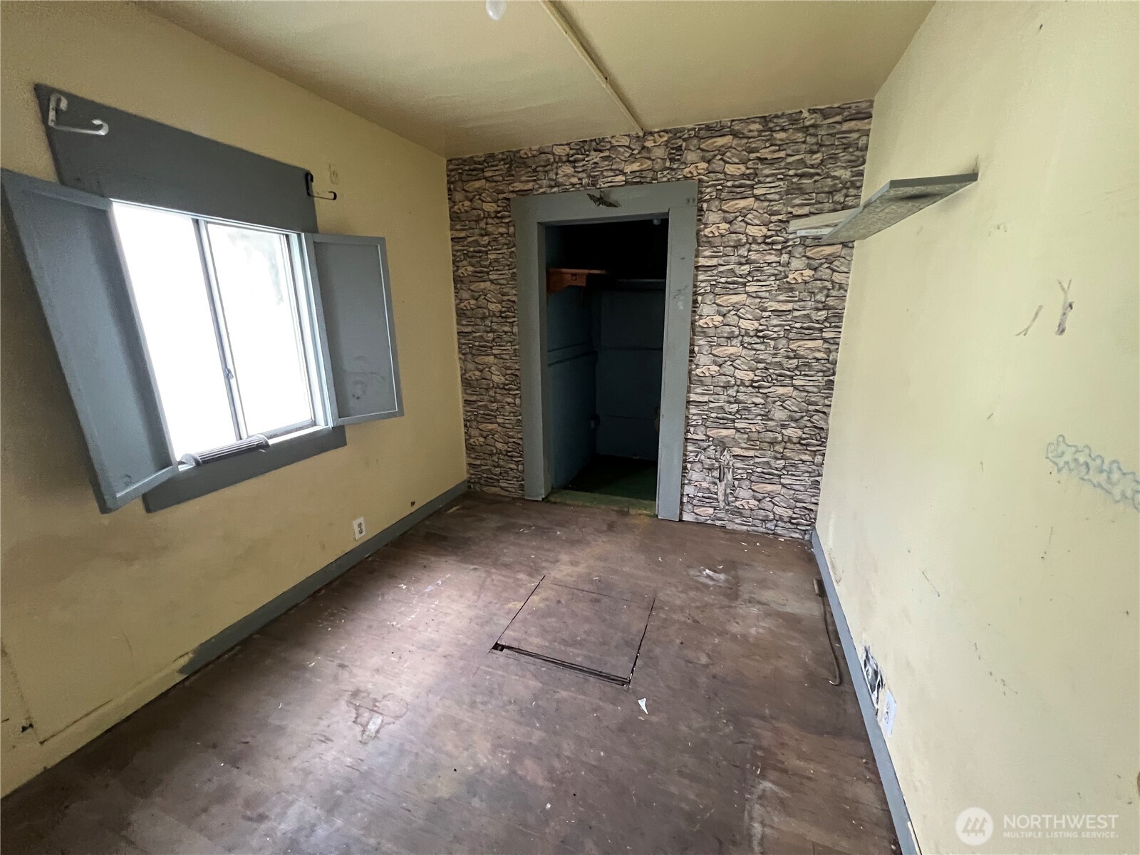 131 17th Avenue Longview, WA 98632 - Photo 18 of 38 a view of empty room with windows