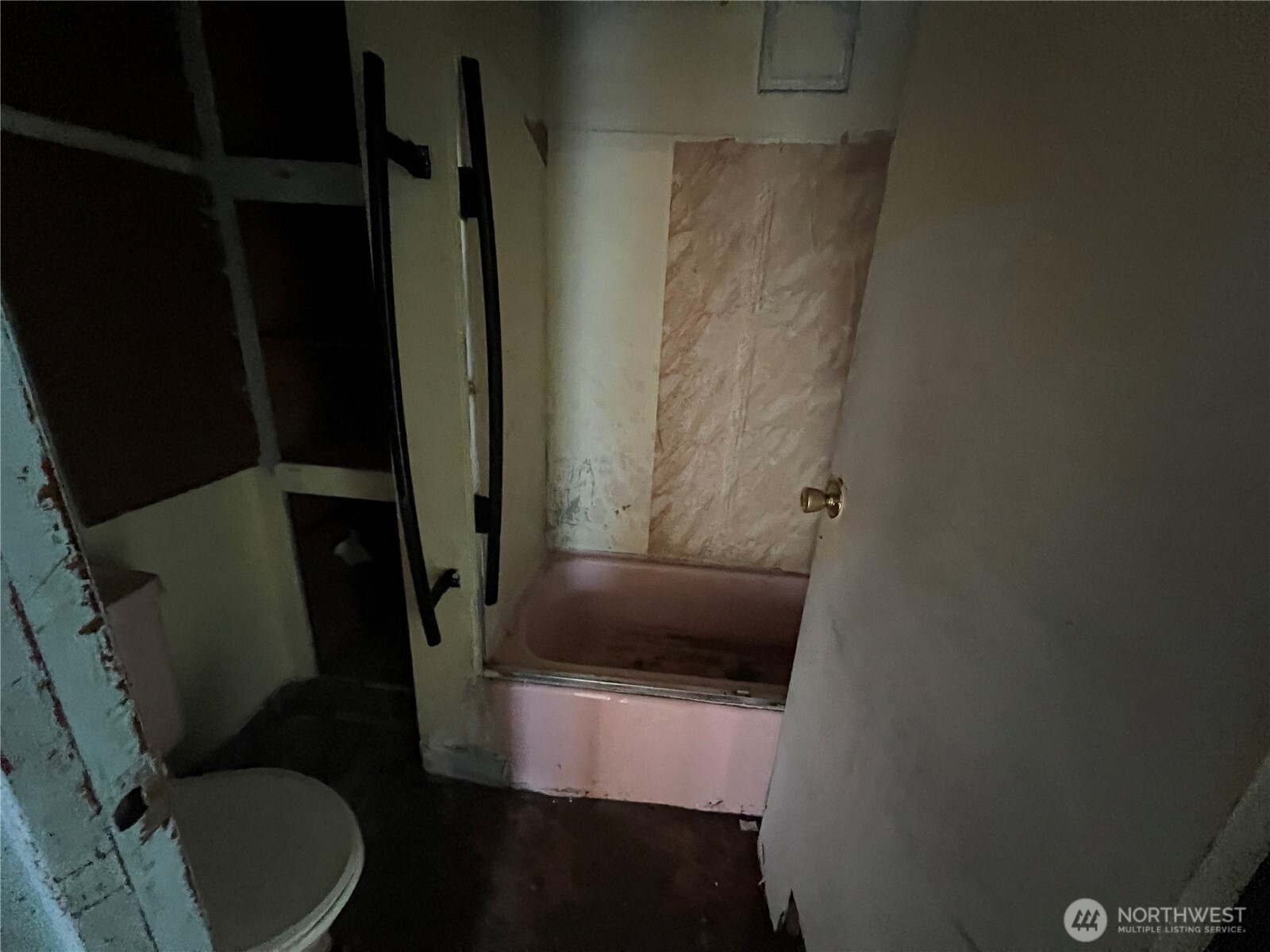 131 17th Avenue Longview, WA 98632 - Photo 21 of 38 a bathroom with a sink and toilet
