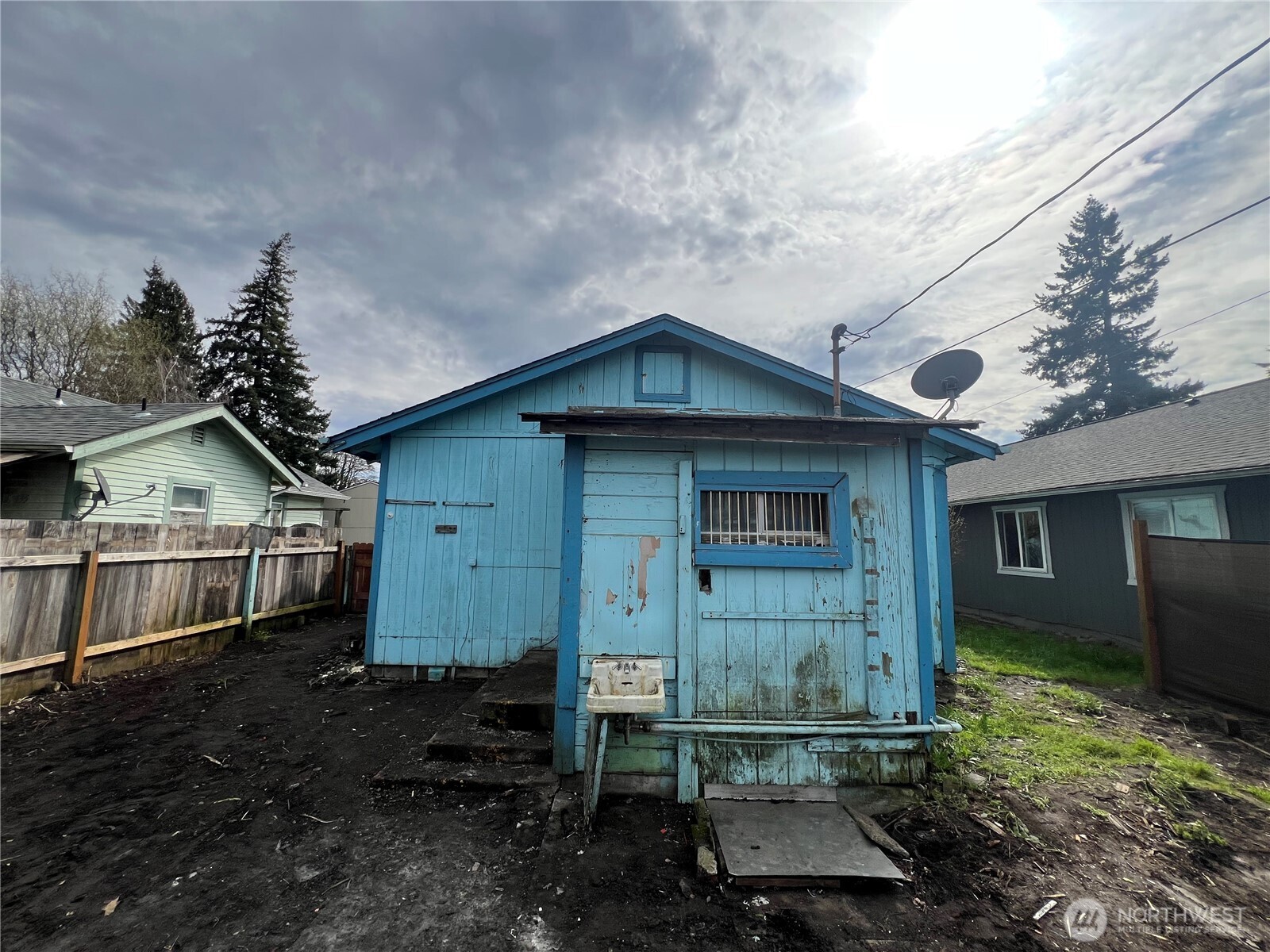 131 17th Avenue Longview, WA 98632 - Photo 26 of 38 a front view of a house with garden