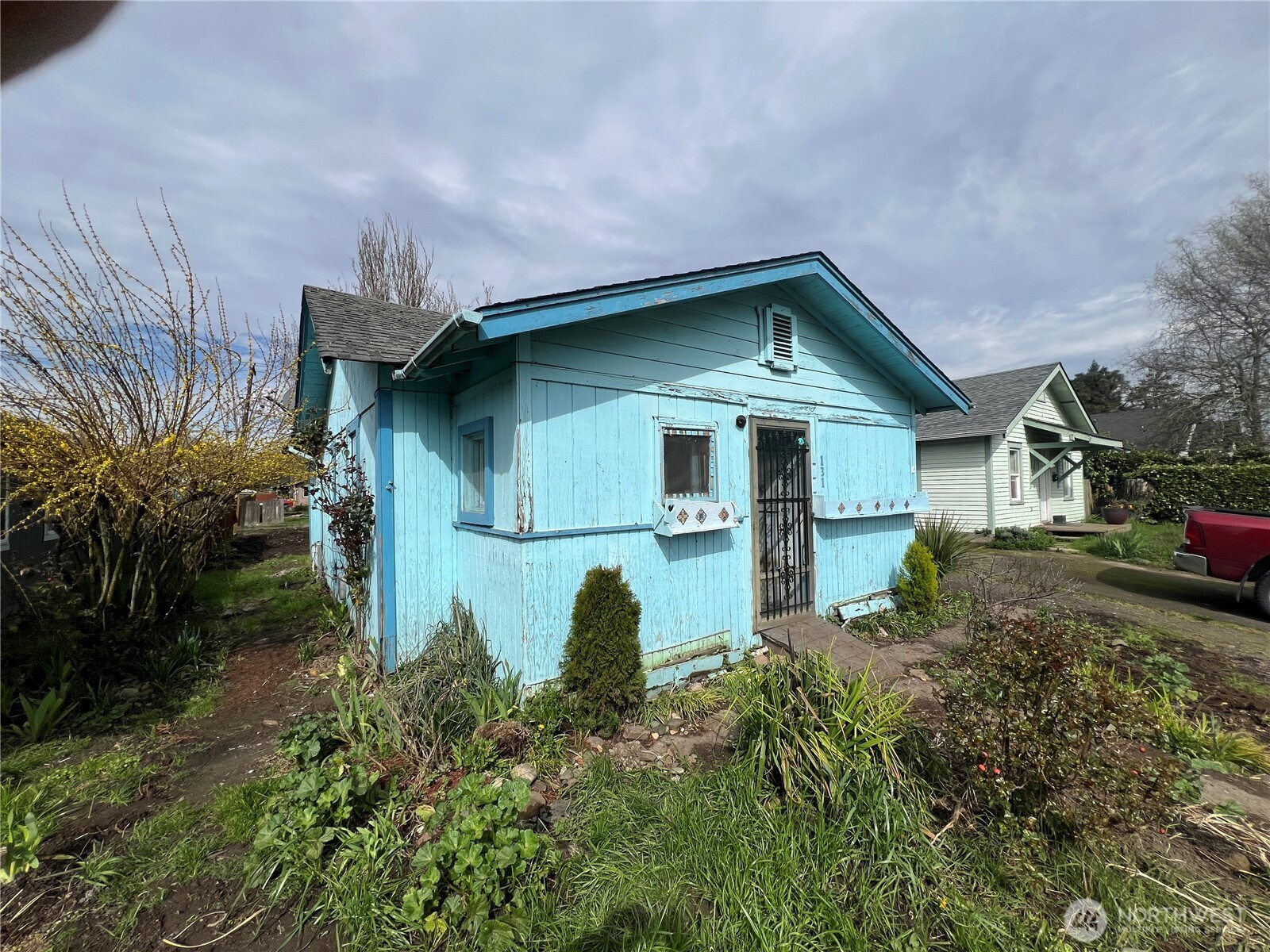 131 17th Avenue Longview, WA 98632 - Photo 3 of 38 a front view of a house with garden
