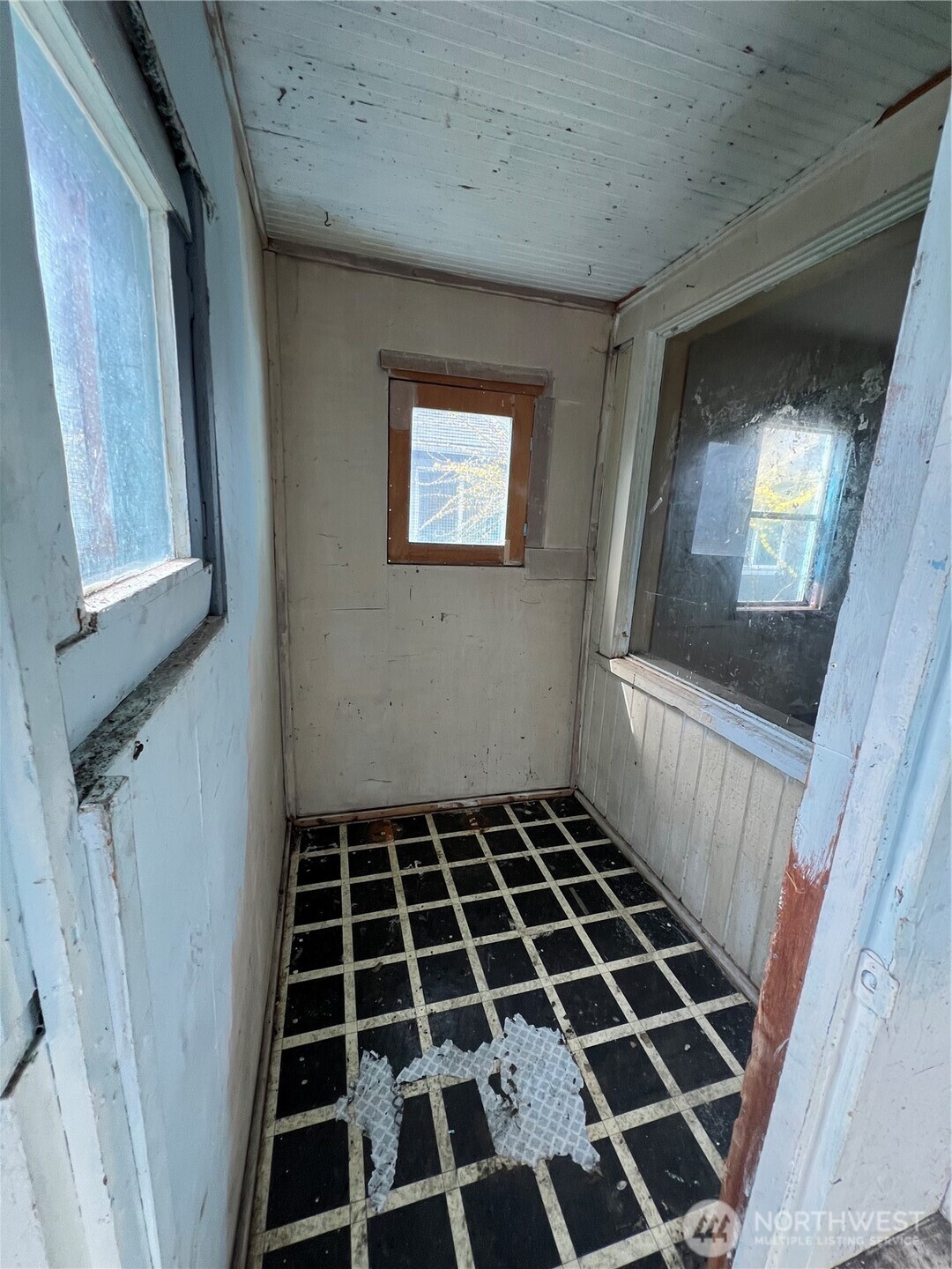 131 17th Avenue Longview, WA 98632 - Photo 5 of 38 a view of a black and white checkered floor