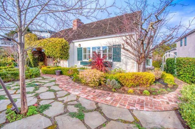 a view of a backyard with garden