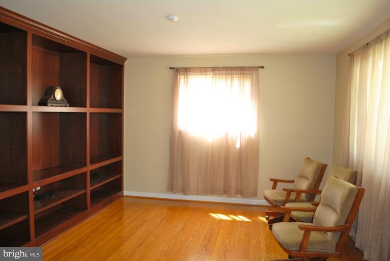 406 Hannes Street Silver Spring, MD 20901 - Photo 2 of 23 Living Room