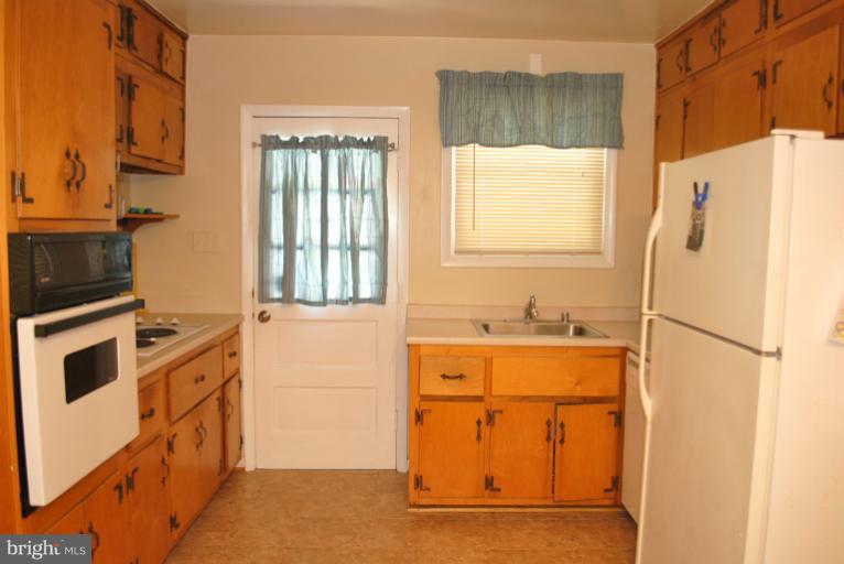406 Hannes Street Silver Spring, MD 20901 - Photo 13 of 23 Kitchen