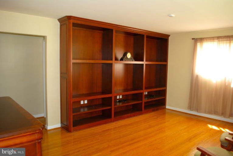 406 Hannes Street Silver Spring, MD 20901 - Photo 17 of 23 Living Room